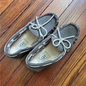 Uggs, Size 2, kids slippers in perfect condition